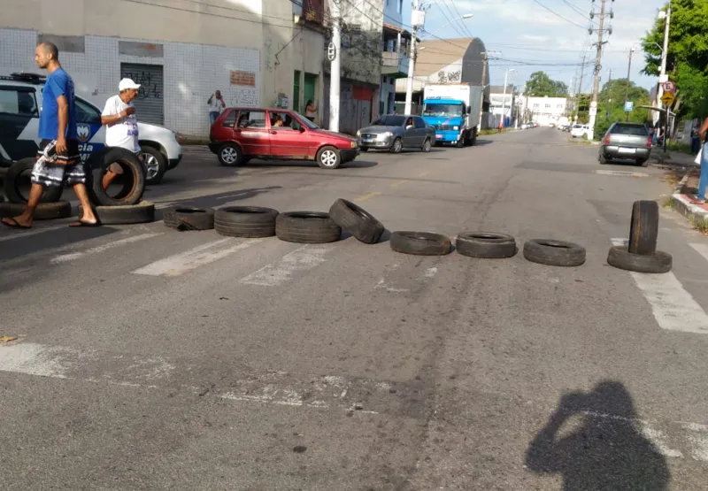 Os manifestantes colocaram pneus na via para bloquear o trânsito no local