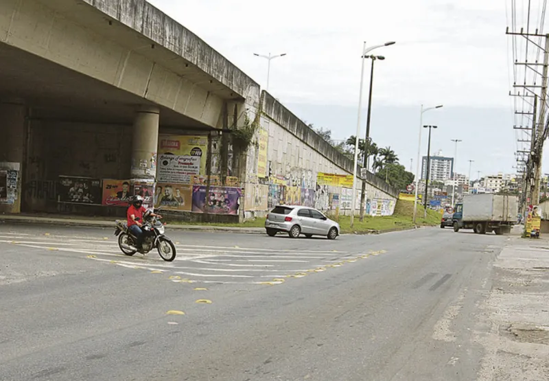 Motorista enfrenta problemas na região do viaduto da BR-262, em frente à Ceasa, em Cariacica