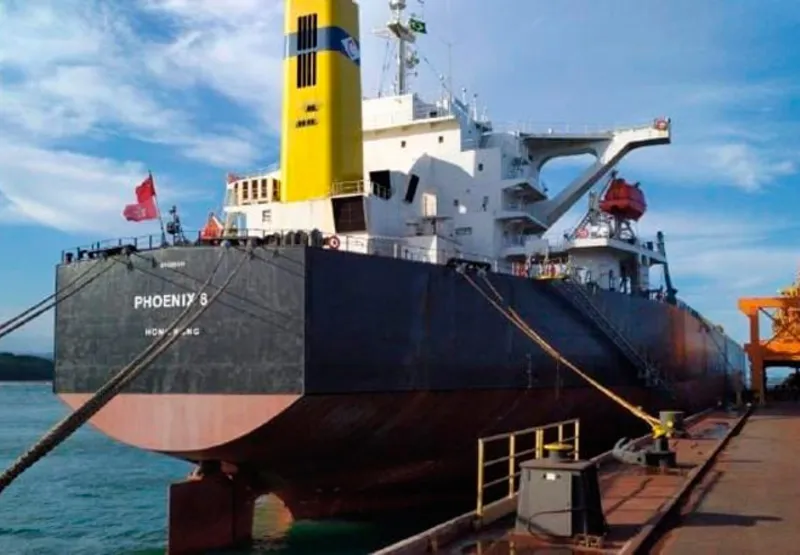 Navio ancorou no porto da Samarco, em Ubu