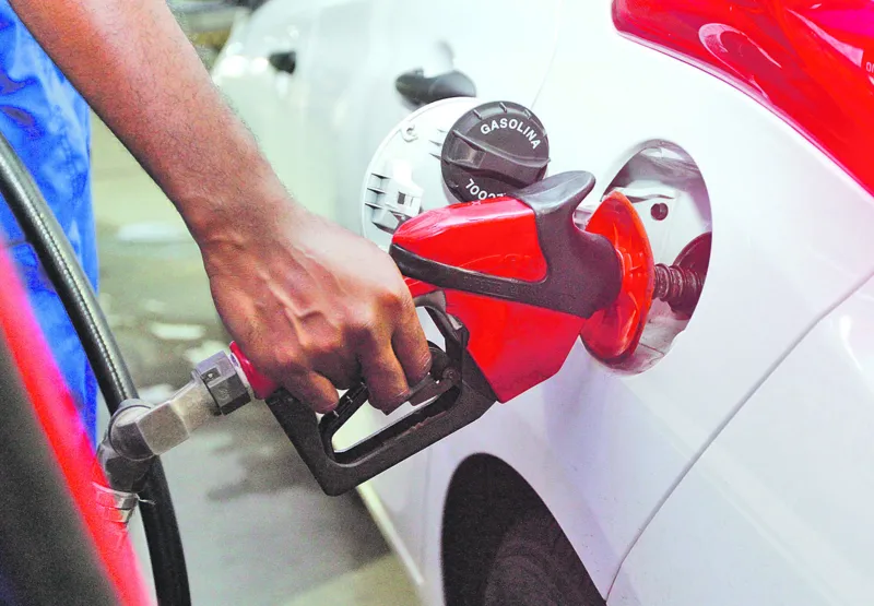 Frentista abastece carro:  petroleiros em greve desde 1º de fevereiro
