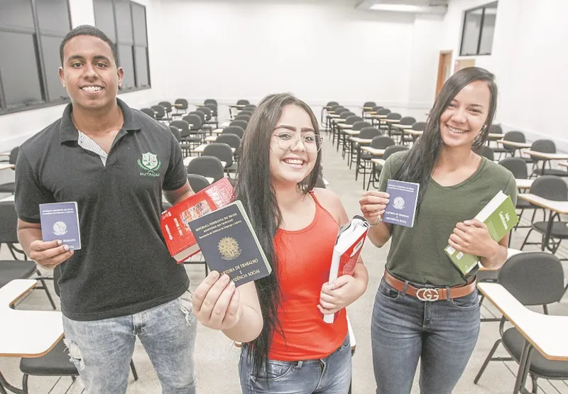 Os estudantes de Nutrição da Multivix, Rafael Silva, 25 anos, e Joyce Carvalho, 22, e pela aluna do curso de Enfermagem,  Adriane  Ribeiro,  19.