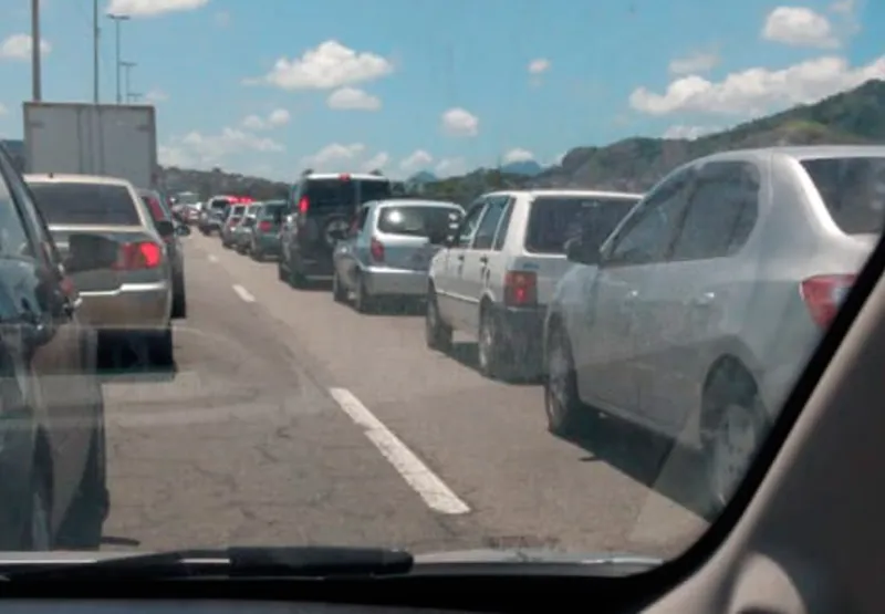 Motoristas enfrentam lentidão do trânsito em Vitória