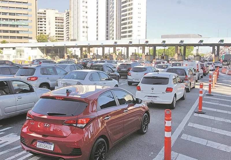 Trânsito lento nas proximidades da Terceira Ponte: motoristas devem ter paciência e sair mais cedo de casa.