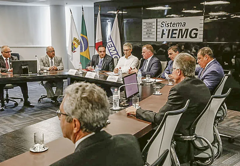 Zema e Casagrande na cabeceira da mesa em que foi finalizada a parceria pelo desenvolvimento dos estados