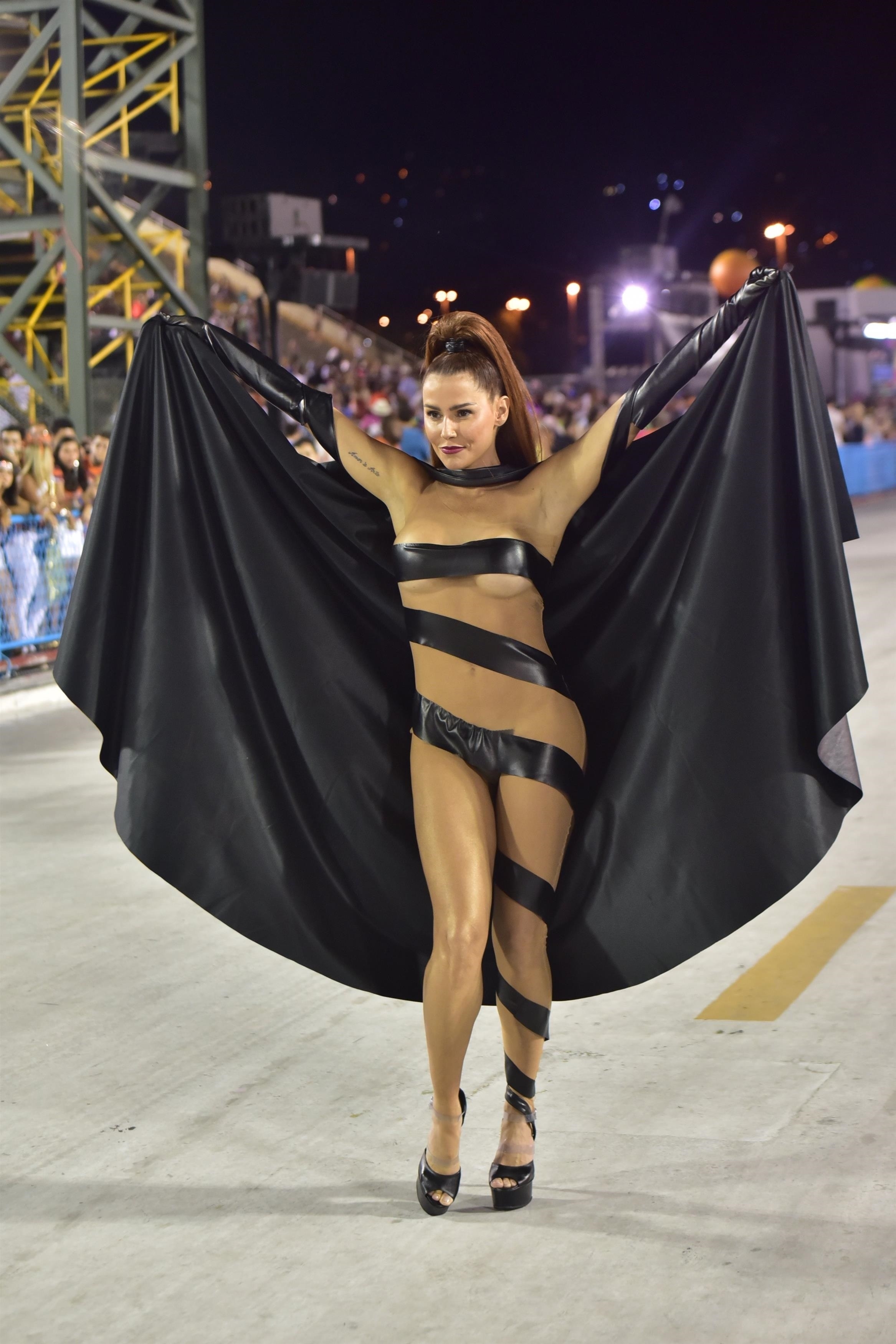 A atriz Deborah Secco apareceu no sambódromo com uma fantasia de couro sintético (Foto: Leo Franco/ AgNews)
