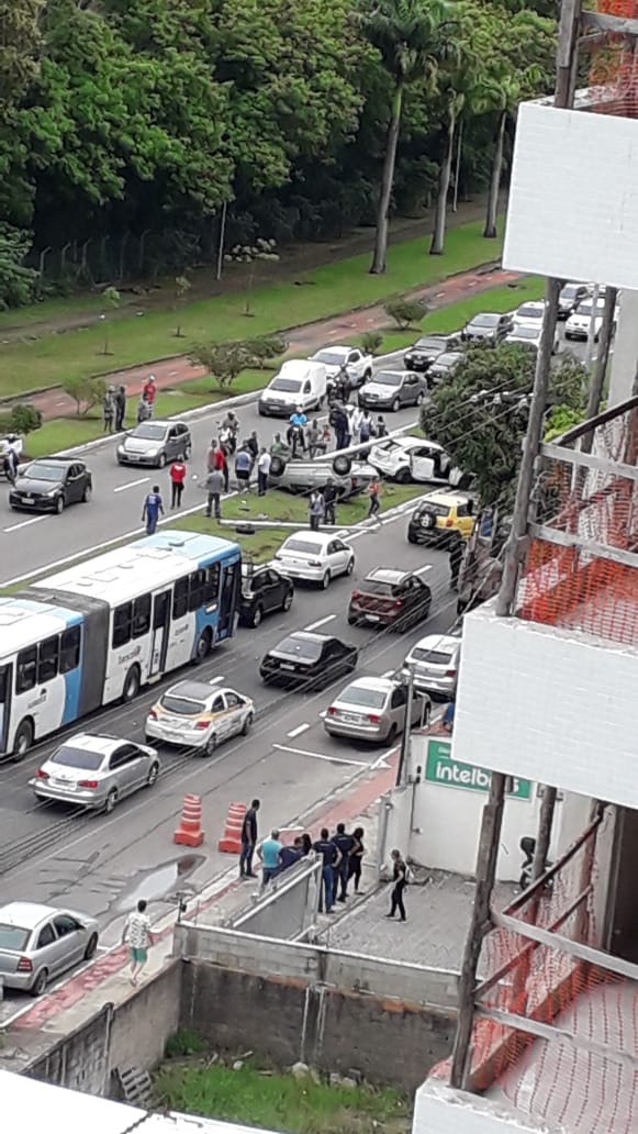 Um dos carros capotou após a colisão. (Foto: Internauta)