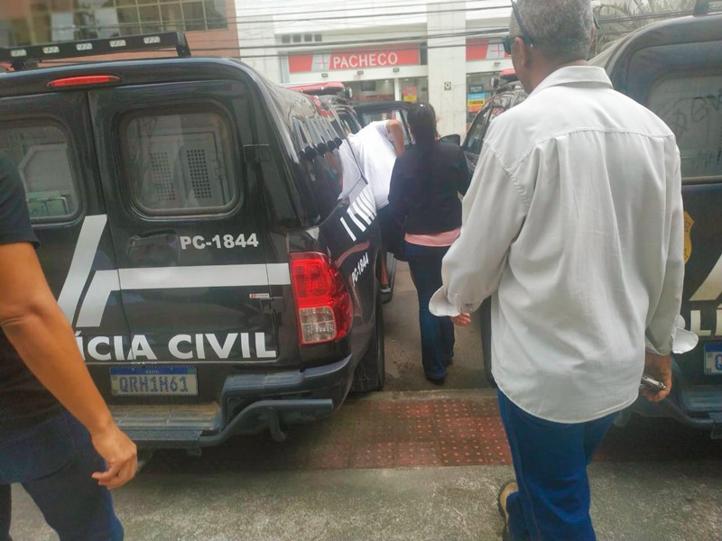 Adolescente que era alvo dos disparos saiu da delegacia com a mãe em carro da polícia (Foto: Kananda Natielly)