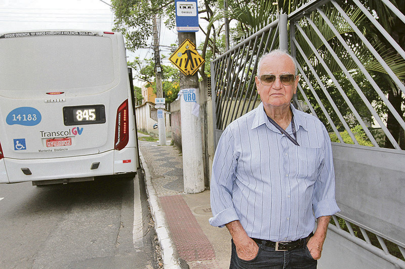 Advogado Edson Monteiro, 72, reclama da falta de estrutura dos pontos. (Foto: Leone Iglesias)