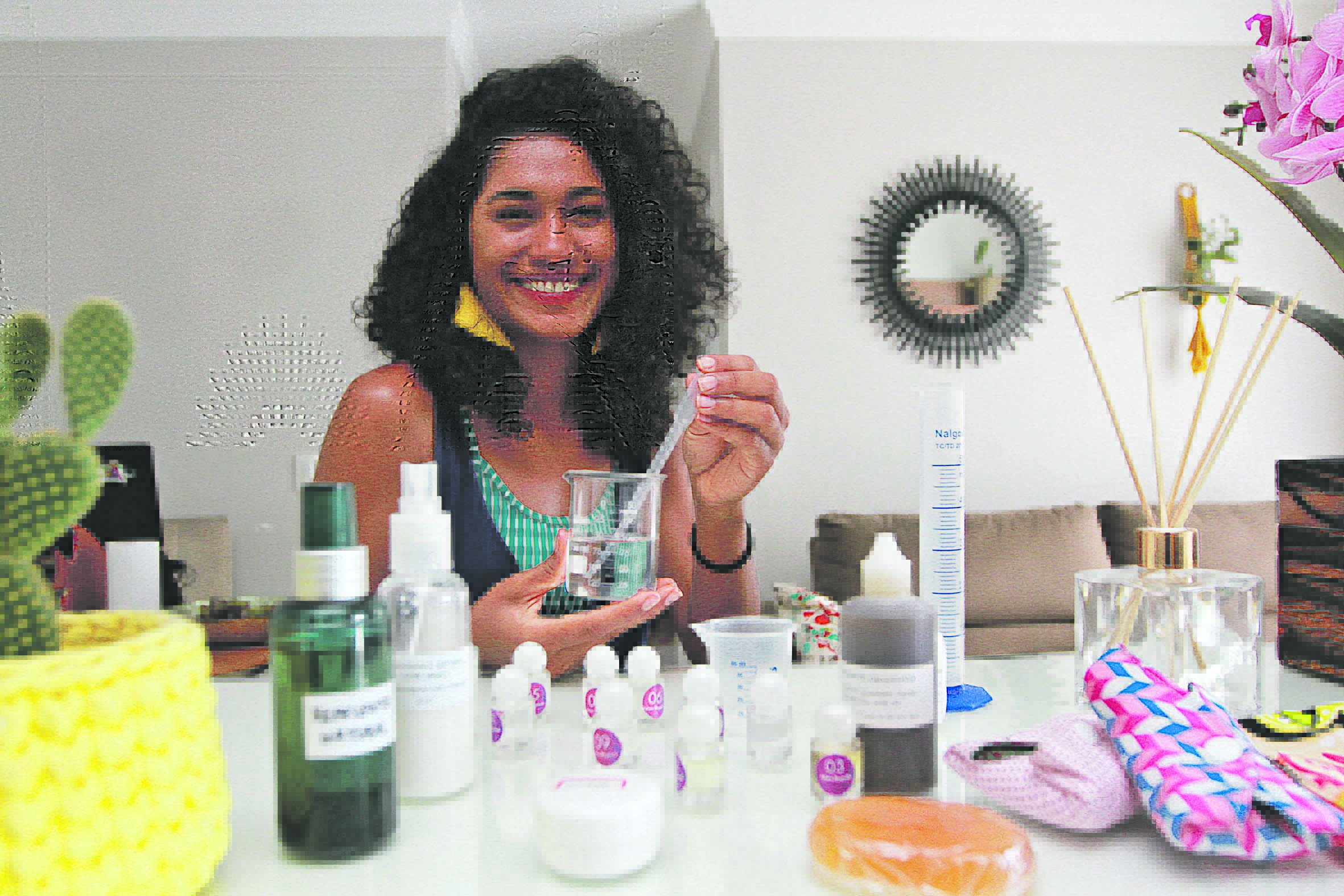 Amanda Freitas faz seu próprio desodorante, sabonete, repelente, hidratante e produtos para tratamento do cabelo para reduzir a quantidade de lixo (Foto: Kadidja Fernandes/AT)
