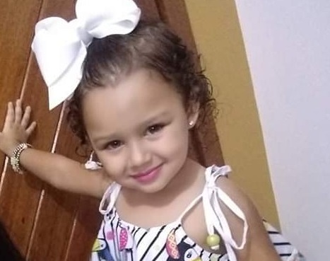Alice tinha 3 anos e estava toda contente com o início das aulas. (Foto: Acervo da Família)