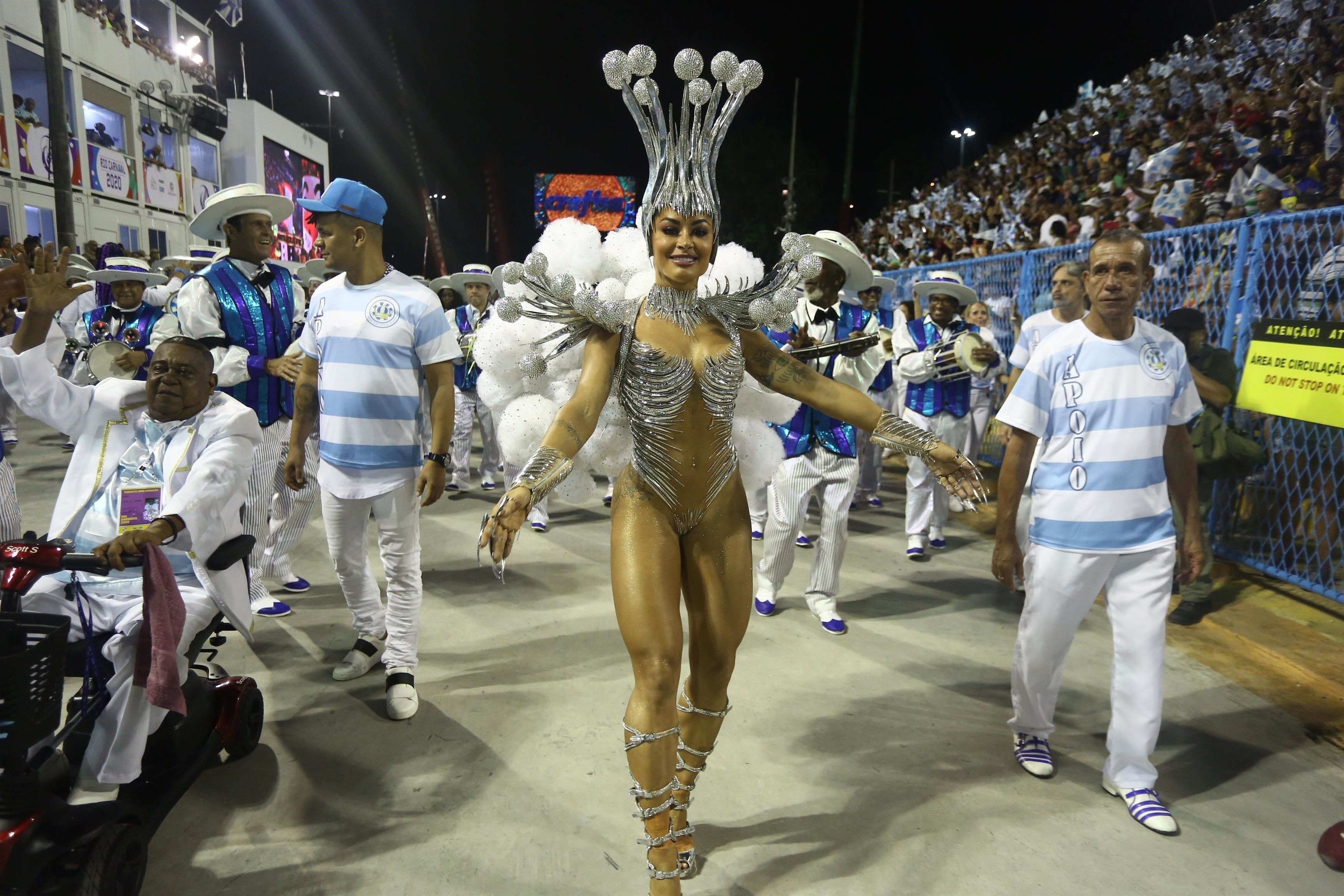A modelo Aline Riscado desfilou pela primeira vez à frente da bateria da Vila Isabel (Foto: AgNews/ AgNews)