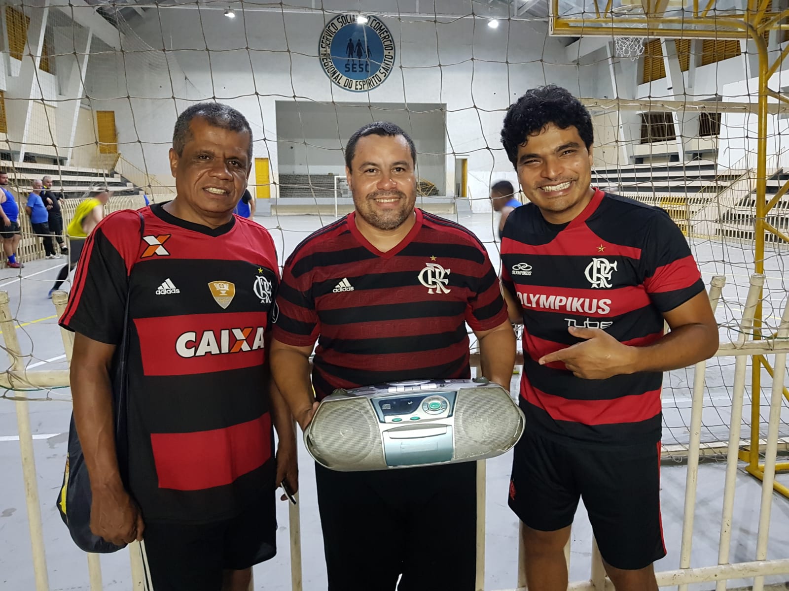 Amigos acompanham jogos do Flamengo pelo rádio (Foto: Acervo pessoal)