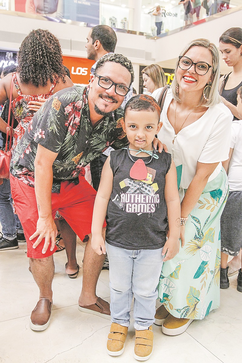 O casal Juliano Coelho e Cíntia Bravim com o filho Heitor (Foto: Fábio Nunes/ AT/ 24/02/2020)