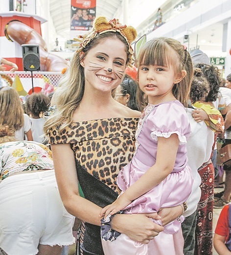 A professora Sileyr Ribeiro levou a filha, Sophie, de 3 anos, para curtir o Carnaval e programação em shopping (Foto: Fábio Nunes/ AT/ 24/02/2020)