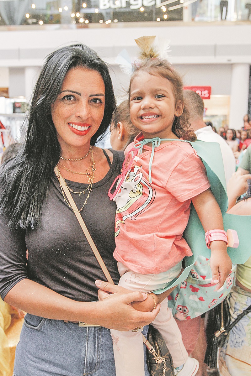 A designer de unhas Keide Gonçalves levou a filha Catarina para aproveitar as atrações do Bailinho Macakids (Foto: Fábio Nunes/ AT/ 24/02/2020)