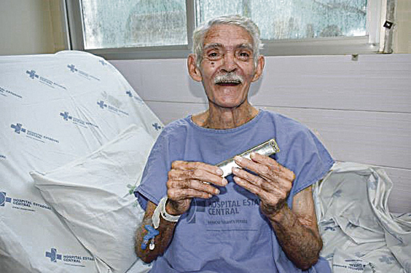 Argemiro Soares tocou gaita durante os 15 dias em que ficou internado no Hospital Estadual Central, em Vitória (Foto: Sesa / Divulgação)