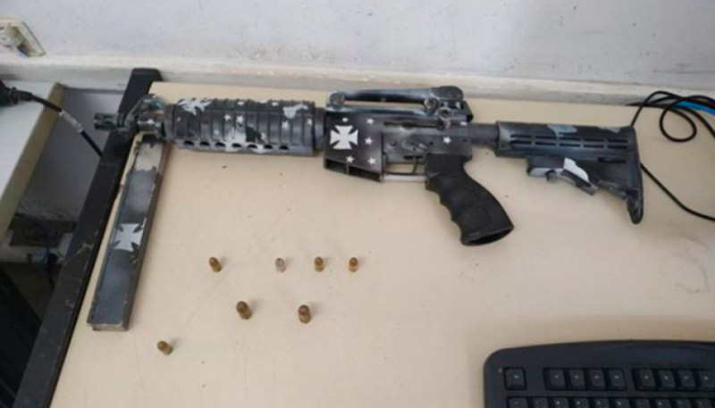 Arma apreendida pela polícia (Foto: Divulgação / PMES)