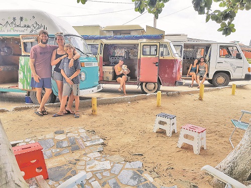 Fernando, Carolina e o filho Valentim, Belen e a cachorrinha Yin e o casal Paula e Matias passaram por Guarapari (Foto: Roberta Bourguignon)