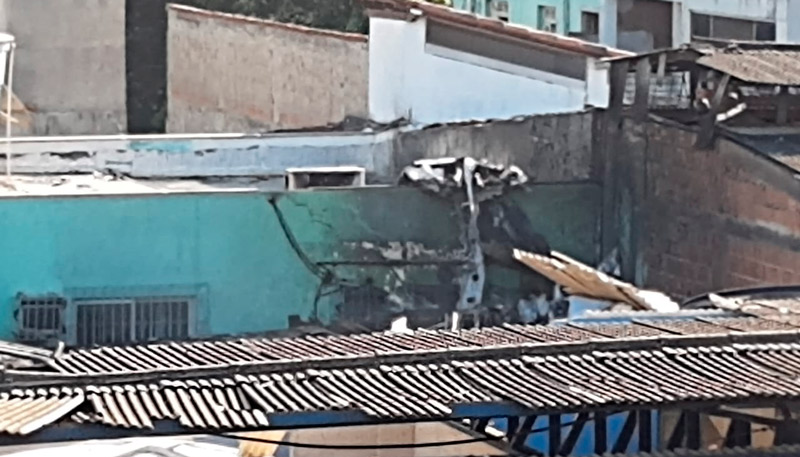 Avião caiu em um depósito (Foto: WhatsApp)