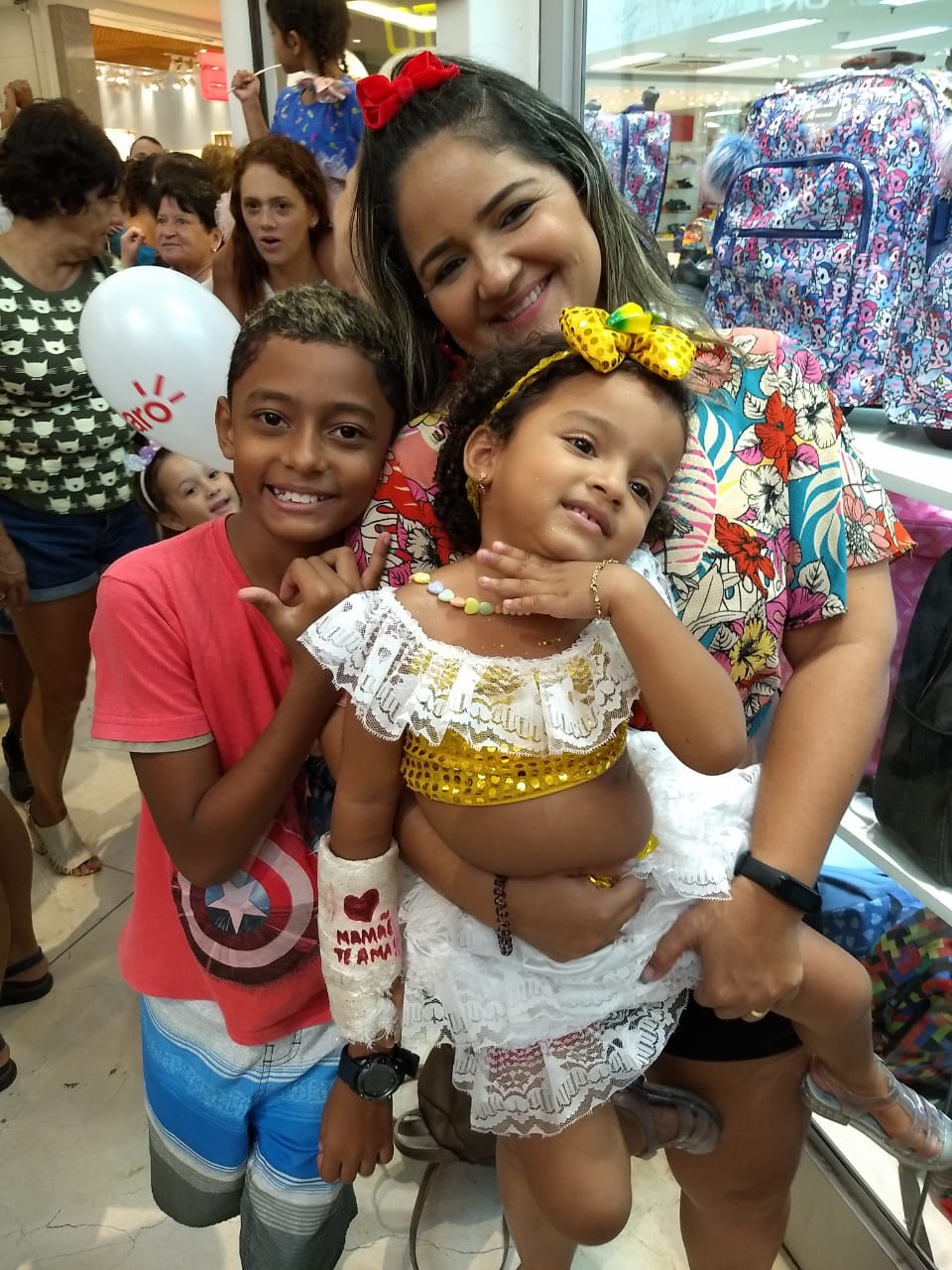 A pedagoga Helen com os filhos Danilo e Helena (Foto: Caroline Freitas)