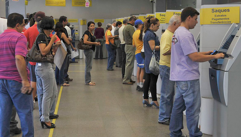 Terminais de auto atendimento funcionarão de acordo com o horário de cada banco (Foto: Valter Campanato / Agência Brasil)