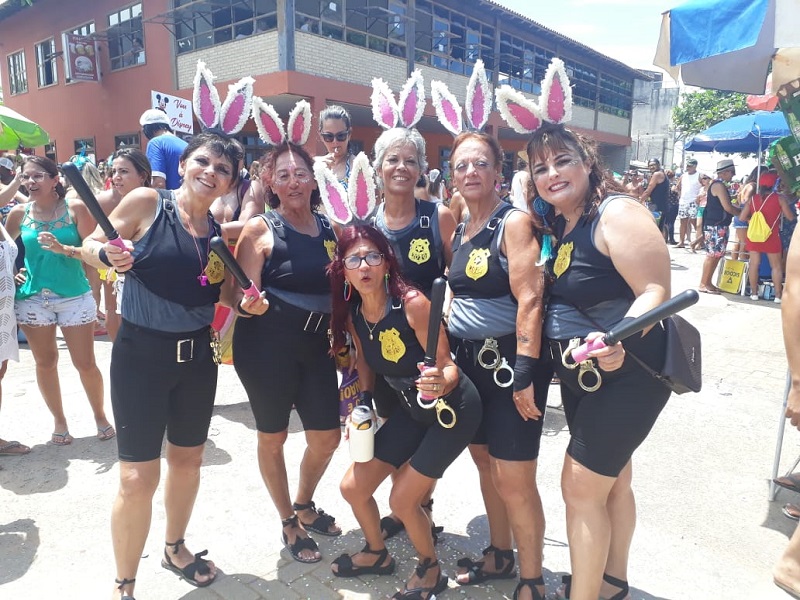 Amigas se vestiram de coelhinhas policiais. (Foto: Regina Trindade)