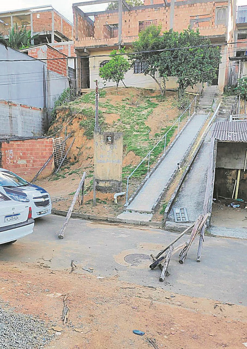 Madeira fecha rua em Campo Belo, Cariacica. (Foto: Kananda Natielly)