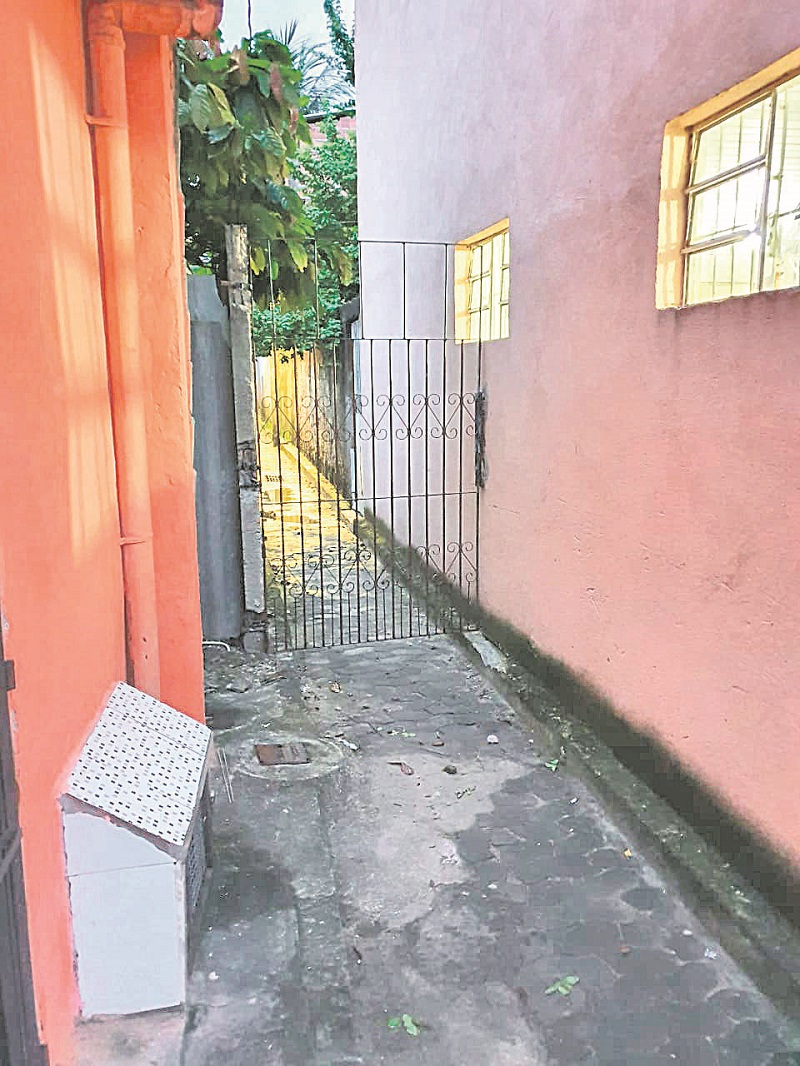 Portão colocado em beco (Foto: Aquivo PMES)
