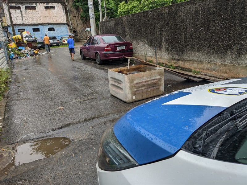 Caixa d'água deixada por traficantes no meio da rua Gumercino Gomes da Silva, em Jesus de Nazareth, Vitória. (Foto: Kananda Natielly)