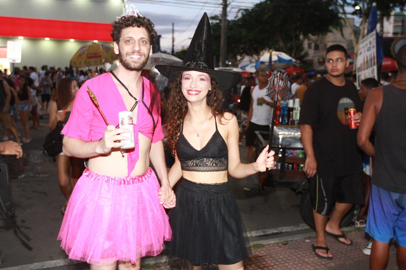 Marcos Sanches e Arlane Marinho foram fantasiados de fada e bruxa. (Foto: Kadidja Fernandes)