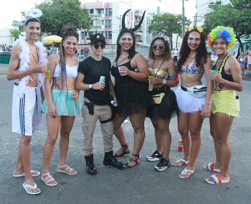 Os amigos Cícero, Thaiane, Taynara, Fernanda, Flaviane, Jéssyca e Talita. (Foto: Kadidja Fernandes)