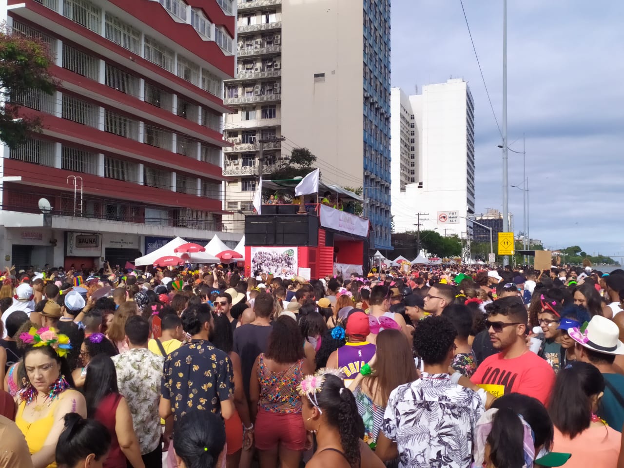 Bloco BatuQdellas agitou a avenida Beira-Mar (Foto: Henrique Montovanelli)