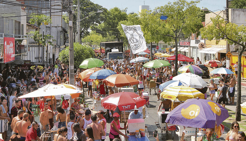 O bloco Boêmios de Jardam agitou os foliões pelas ruas de Jardim da Penha ao som de marchinhas de Carnaval (Foto: Beto Morais / AT)