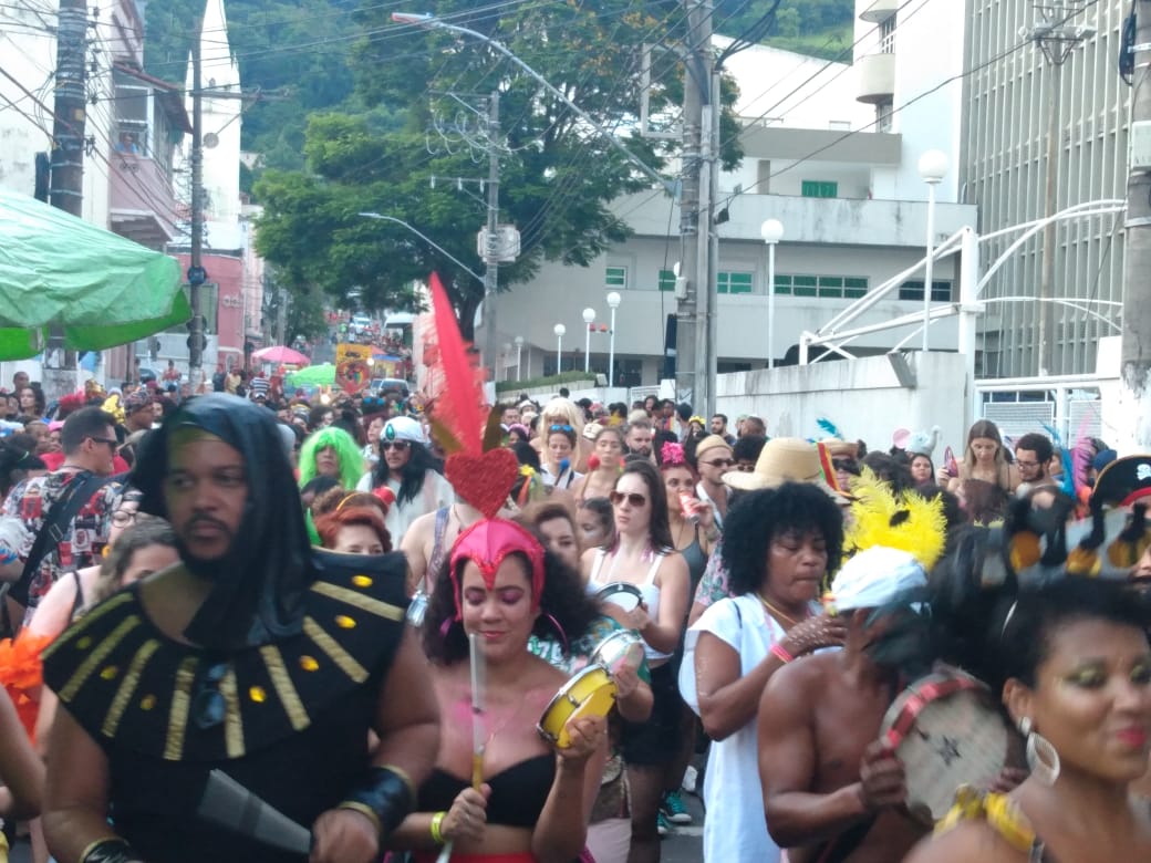 Foliões caíram na festa no bloco Galinha Preta (Foto: Fernando Bianchi)