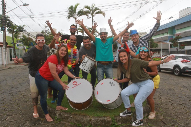 Integrantes do bloco Kustelão, que sai hoje pelas ruas do bairro Jardim Camburi: paz e diversão (Foto: Kadidja Fernandes/AT)