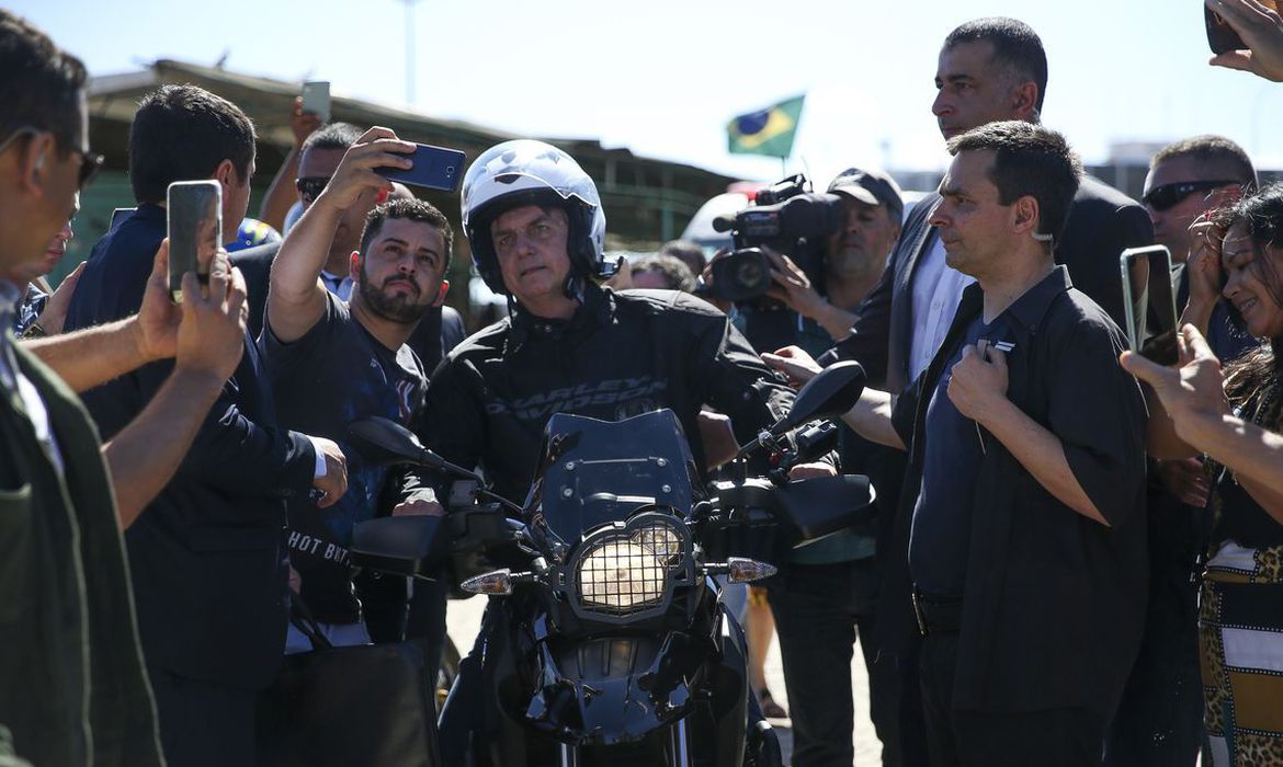 Presidente aproveitou o momento de folga para circular de moto (Foto: Agência Brasil)