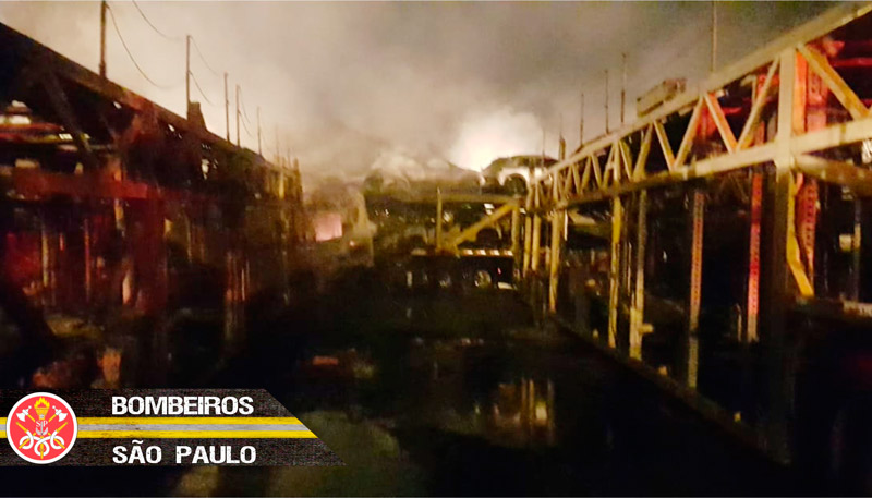 O incêndio destruiu dezenas de carros (Foto: Reprodução / Twitter Corpo de Bombeiros)