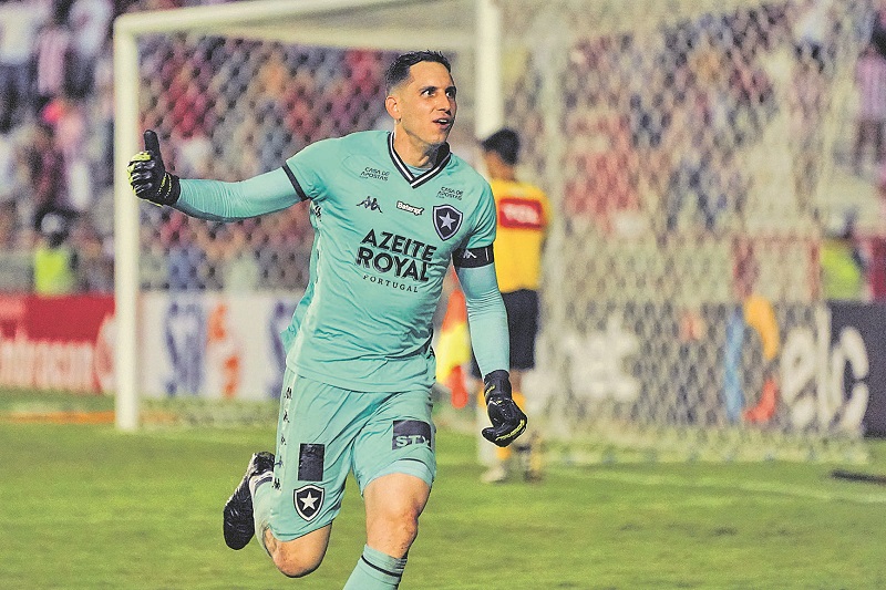 O goleiro Gatito Fernández corre para comemorar após garantir a classificação para o Botafogo (Foto: Fabiano Mesquita/ Agência Estado)