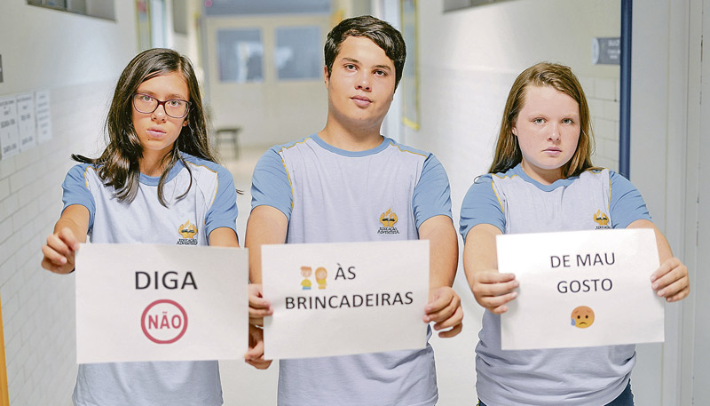 Os alunos Esther, Nicolas e Sara participam de um vídeo que explica os riscos de entrar na “brincadeira da rasteira” (Foto: Davner Toledo / Divulgação)