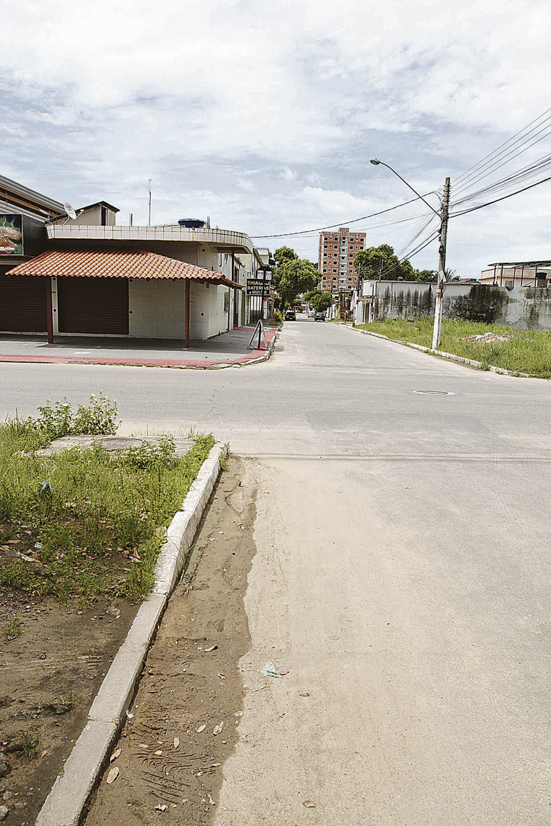 Cruzamento da rua Guaraná com a rua Brejetuba, no bairro Rio Marinho (Foto: Antonio Moreira / AT)