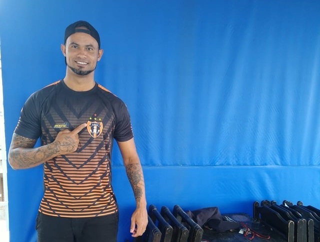 Bruno posou com a camisa do Registanea, time amador de Minas Gerais (Foto: Divulgação/Registanea)