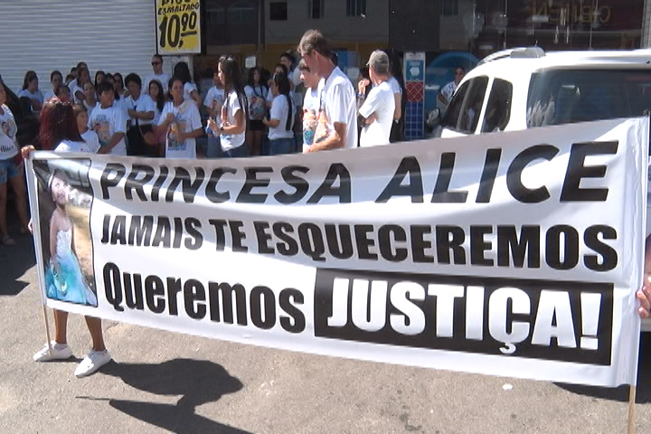 Familiares, amigos e moradores da região fizeram uma caminhada pedindo por justiça (Foto: Bruno Passos/ TV Tribuna)