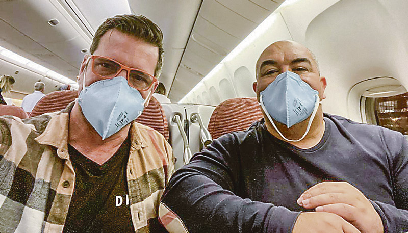 Carlos Magno e Elcio Teixeira viajaram para o Norte da Itália, mas viram o Carnaval da região ser cancelado (Foto: Acervo Pessoal)