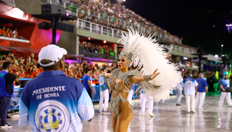 Sabrina Sato desfila no Rio de Janeiro (Foto: AgNews)