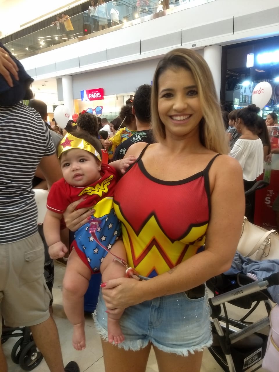 Helena curte seu primeiro carnaval ao lado da mãe, Fernanda Pontes (Foto: Caroline Freitas)