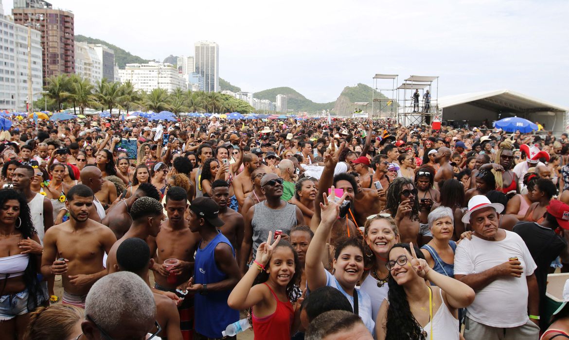Para brincar com segurança, os foliões devem estar atentos para não pegar mononucleose (Foto: Tânio Rêgo/ Agência Brasil)