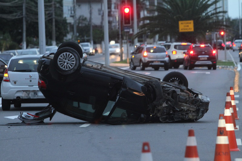 O carro ficou com a frente destruída (Foto: Beto Morais/ AT/ 27/02/2020)