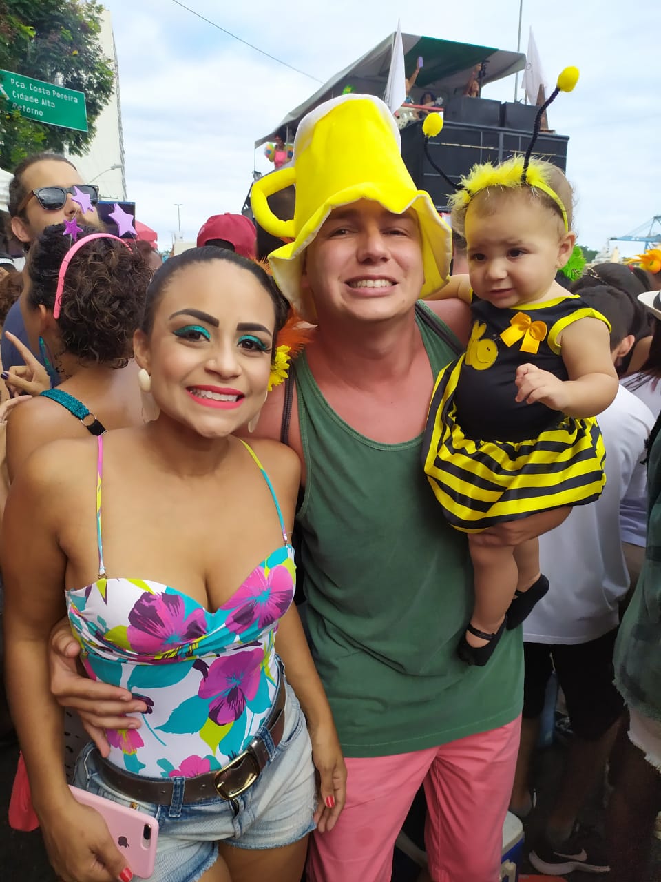 Maria Flor, aos 10 meses, Leandro e Marina curtiram o bloco (Foto: Henrique Montovanelli)