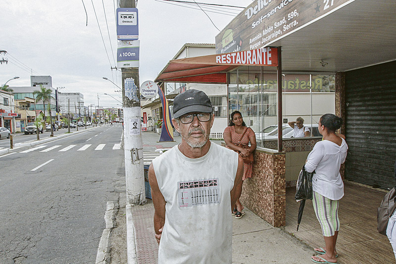 César Lourenço, de 56 anos: “Não temos nem banco e nem cobertura” (Foto: Leone Iglesias / AT)