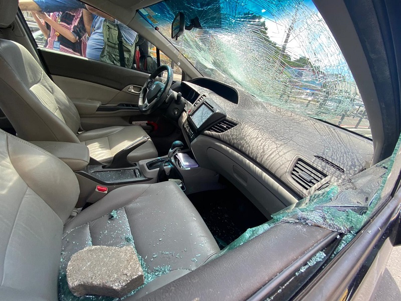 Honda Civic do professor foi cercado e apedrejado por bandidos na Leitão da Silva. (Foto: Kadidja Fernandes/AT)